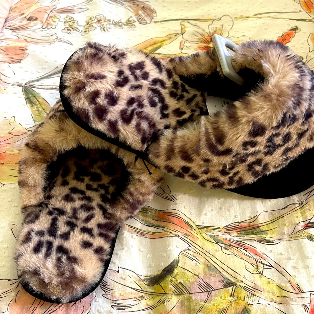 Anne Taylor furry soft woman’s slippers size large